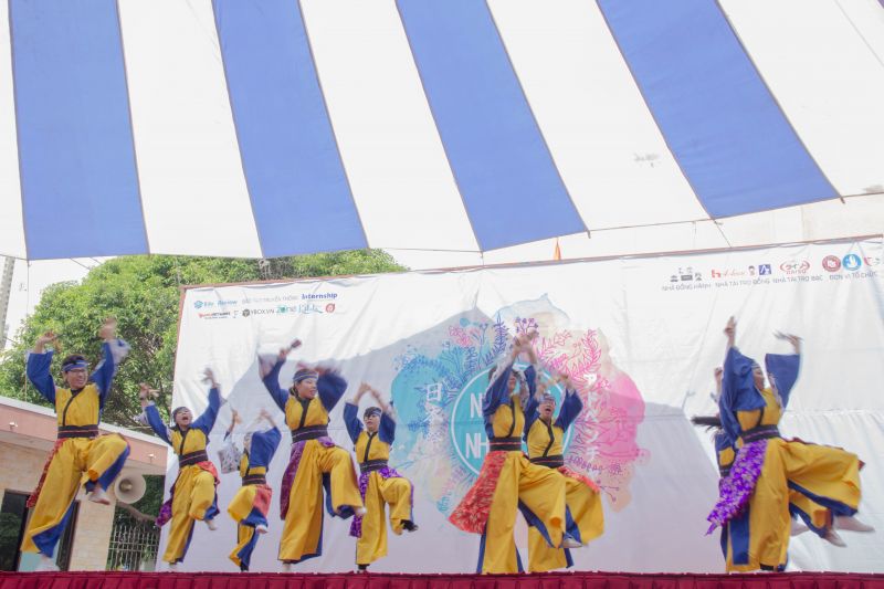 Tiếp nối thành công của các năm trước, “Ngày hội Nhật Bản” năm 2017 với chủ đề “Phiêu lưu” do CLB tiếng Nhật trường ĐH Ngoại Thương TP.HCM FJC đã được tổ chức vào ngày 14/5 vừa qua. 1 ngày hội mô phỏng 4 mùa, 17 gian hàng, 20 đối tác và hơn 2.000 vé được bán ra là những con số cực kì ấn tượng về ngày hội này. Sức hấp dẫn của “Ngày hội Nhật Bản 2017” không chỉ đến từ chủ đề “Phiêu lưu” mô phỏng lại những chuyến đi qua nhiều khung cảnh và thời gian mà còn qua những hoạt động giao lưu văn hóa đầy màu sắc và tràn ngập niềm vui. Hãy cùng Kilala điểm lại những khoảnh khắc đáng nhớ trong chuyến “Phiêu lưu” năm nay nhé! ngà hội nhật bản 2017 ngà hội nhật bản 2017 ngà hội nhật bản 2017 ngà hội nhật bản 2017 ngà hội nhật bản 2017 Tiếp nối thành công của các năm trước, “Ngày hội Nhật Bản” năm 2017 với chủ đề “Phiêu lưu” do CLB tiếng Nhật trường ĐH Ngoại Thương TP.HCM FJC đã được tổ chức vào ngày 14/5 vừa qua. 1 ngày hội mô phỏng 4 mùa, 17 gian hàng, 20 đối tác và hơn 2.000 vé được bán ra là những con số cực kì ấn tượng về ngày hội này. Sức hấp dẫn của “Ngày hội Nhật Bản 2017” không chỉ đến từ chủ đề “Phiêu lưu” mô phỏng lại những chuyến đi qua nhiều khung cảnh và thời gian mà còn qua những hoạt động giao lưu văn hóa đầy màu sắc và tràn ngập niềm vui. Hãy cùng Kilala điểm lại những khoảnh khắc đáng nhớ trong chuyến “Phiêu lưu” năm nay nhé! ngà hội nhật bản 2017 ngà hội nhật bản 2017 ngà hội nhật bản 2017 ngà hội nhật bản 2017 ngà hội nhật bản 2017